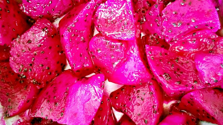 夏日甜心――火龙果纸杯蛋糕,再用勺子块肉挖出来