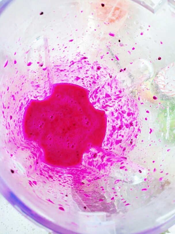 夏日甜心――火龙果纸杯蛋糕,用榨汁机榨成果汁备用