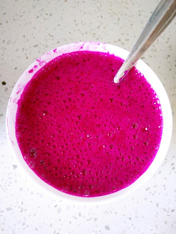 夏日甜心――火龙果纸杯蛋糕,过滤掉火龙果的籽，也可以省了这一步，个人喜欢吧。