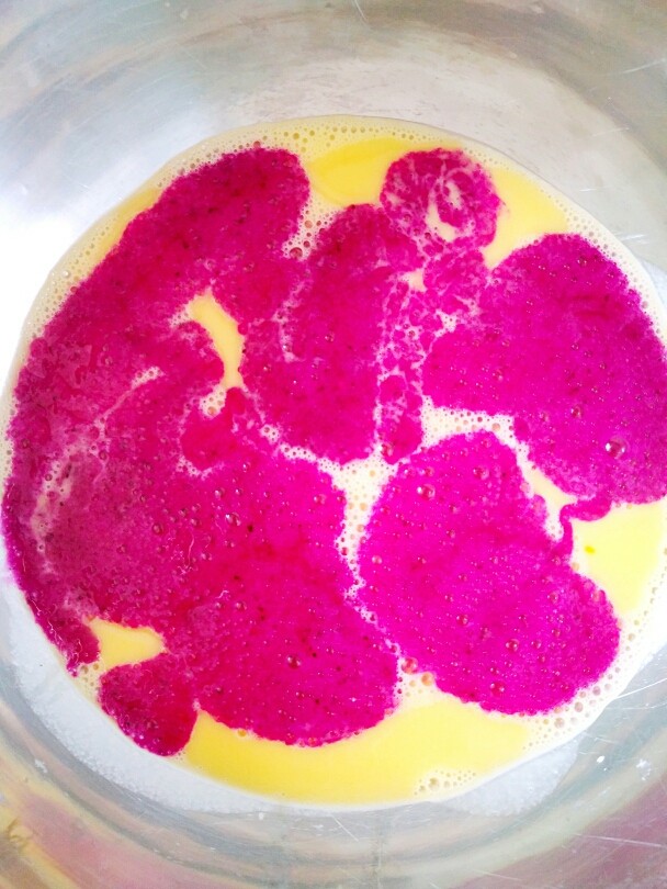 夏日甜心――火龙果纸杯蛋糕,再倒入蛋黄里