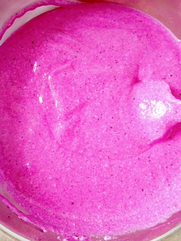 夏日甜心――火龙果纸杯蛋糕,再一点一点加入<a style='color:red;display:inline-block;' href='/shicai/ 519'>面粉</a>，用切拌手法拌均匀，再分两次加入打发好的蛋白翻拌均匀，注意不要消泡了。