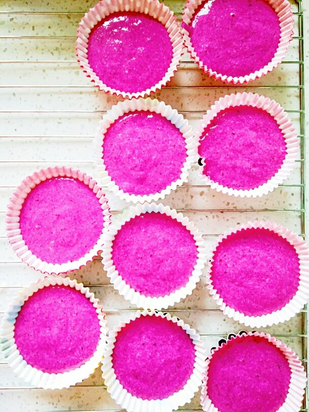 夏日甜心――火龙果纸杯蛋糕,再倒入纸杯八分满就可以了