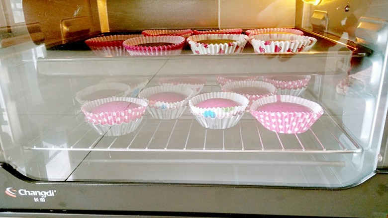 夏日甜心――火龙果纸杯蛋糕,烤箱预热，上下火180度30分钟左右