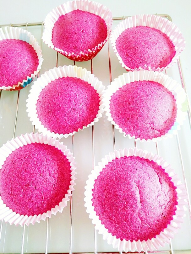 夏日甜心――火龙果纸杯蛋糕,出炉啦！发的不是那么好，蛋白打过了。