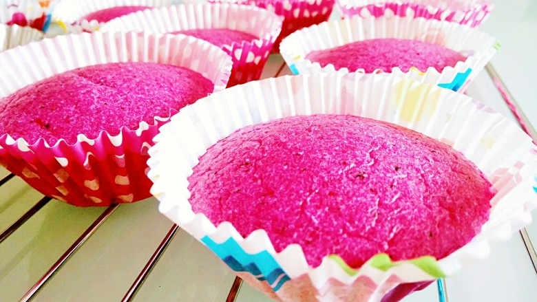 夏日甜心――火龙果纸杯蛋糕,卖相还不错，要是再甜点就更好吃了。