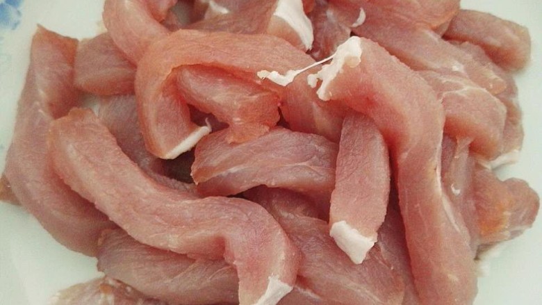 糖醋里脊,把外脊肉切成小拇指粗小条。