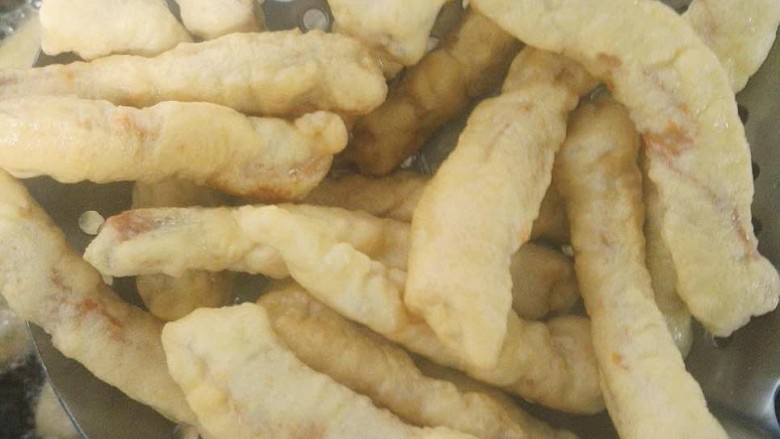 糖醋里脊,炸制金黄,炸熟捞出控油。