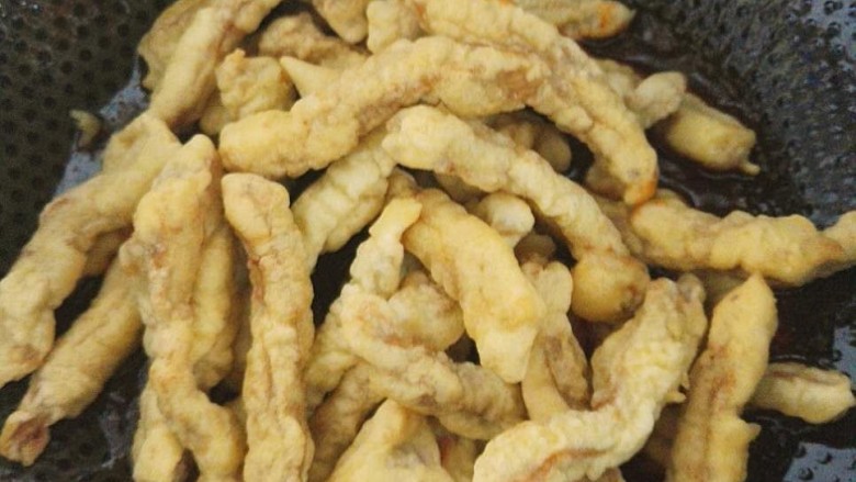 糖醋里脊,放入炸好肉段。