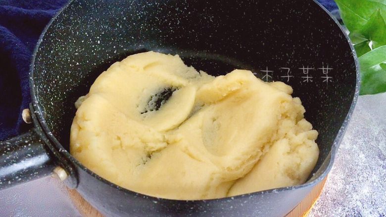 抹茶泡芙,搅拌均匀后
改用刮刀,用按压的方式检查有无干粉