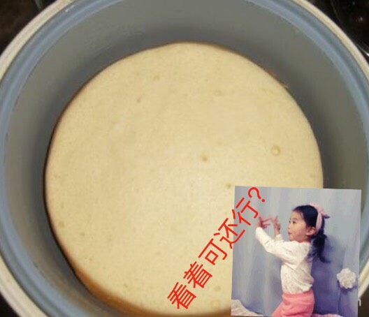 电饭锅蒸蛋糕,按下电饭煲煮饭键,大约2分钟会自动弹起保温,不用管他,让他焖20分钟左右,再按下煮饭键,大概一两分钟又会弹起,再焖15-20分钟,就可以出锅了,如果你做的量比较多,可以再重复按下弹起焖10分钟左右