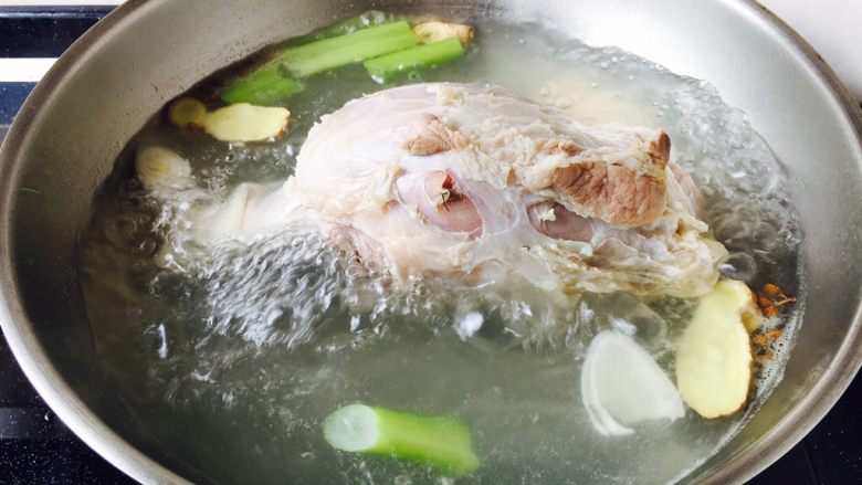 酱牛肉面,水开后煮约5分钟,撇去浮末,留汤,捞出牛腱子。