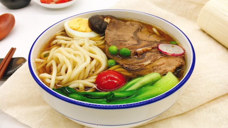 酱牛肉面,最后放入酱牛肉、鸡蛋、小油菜、豌豆、鲜鲜菇、<a style='color:red;display:inline-block;' href='/shicai/ 89994'>小番茄</a>即可。
喜欢吃辣的小朋友可添加辣椒油。
几分钟就能做好一碗热气腾腾的诱人的超级适口的酱牛肉面,小伙伴们还不赶快来试试。