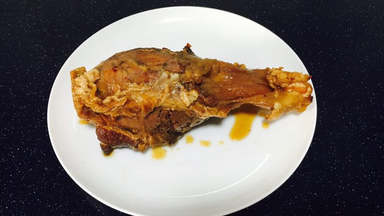 酱牛肉面,戴上一次性的手套,往牛腱子上抹上一层薄薄的香油,以防表皮风干影响口感。
把酱牛腱子放在保鲜袋里,放在冰箱里冷藏,直到酱牛腱子凉透了,才能切片。