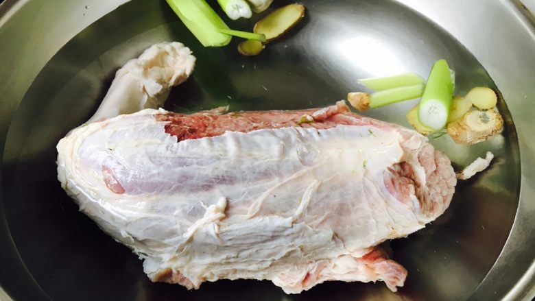 酱牛肉面,锅里放大量的水,放入牛腱子,放几片姜和大葱,焯水。