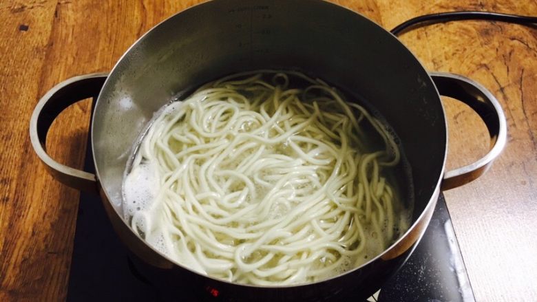 酱牛肉面,锅里放水,大火煮开,放入面条,煮至沸腾关火,盖上锅盖焖4分钟。