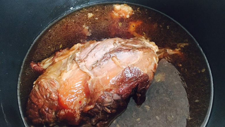 酱牛肉面,这是炖好的牛腱子,待牛腱子凉了以后捞出来。