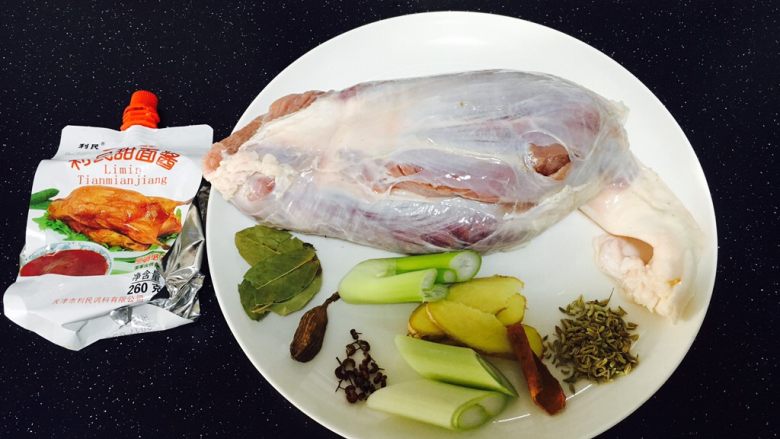 酱牛肉面,牛腱子1个,1000g。
牛腱子洗干净后用清水泡至少半个小时,把血水逼出来。