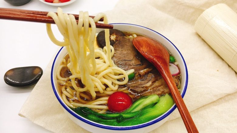酱牛肉面,面条吸足了汤汁,香香哒。