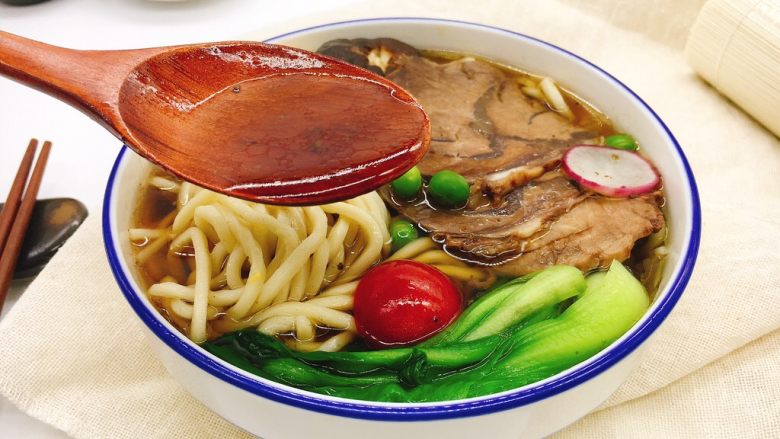 酱牛肉面,喝上一口咸香适口的汤汁,美滋滋哒。