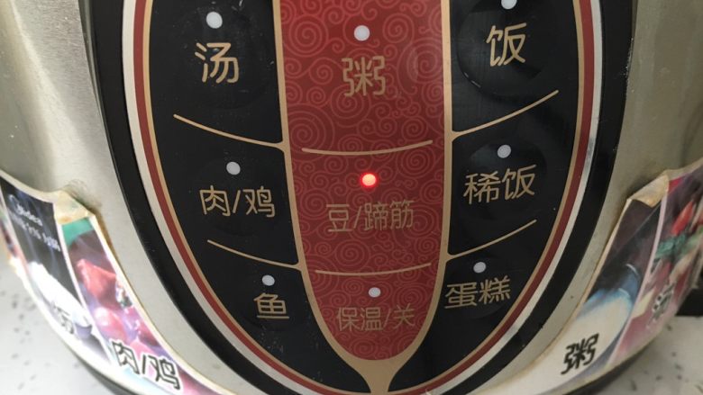 酱牛肉面,盖好锅盖,按“蹄筋”一档,电压力锅压制半个小时,然后自然放气,牛腱子在锅里焖制一个晚上入味。