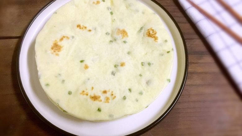 改良版墨西哥卷饼(香葱鸡蛋味),十个小面团全部擀好、烙好装盘,开吃
昨天我们是一边烙一边吃,拍照时只剩五张饼了😂😂
此饼名为卷饼,可以烙好了直接吃。
也可以放一些蔬菜肉类,自己喜欢的配菜一起卷了吃。