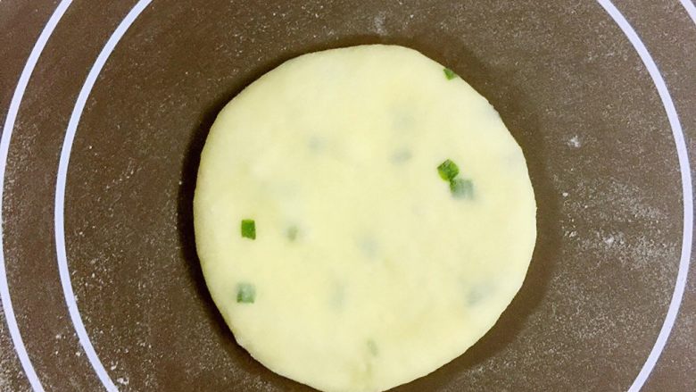 改良版墨西哥卷饼(香葱鸡蛋味),用手掌按扁