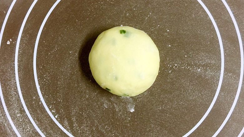 改良版墨西哥卷饼(香葱鸡蛋味),取一个小面团置于面板中心