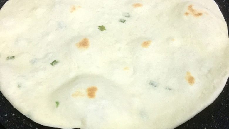改良版墨西哥卷饼(香葱鸡蛋味),另一面放入时面饼也会鼓起泡
两面稍烙几分钟,即可出锅
整个烙制过程,不粘锅内不用涂油
保持中小火,以免烙焦