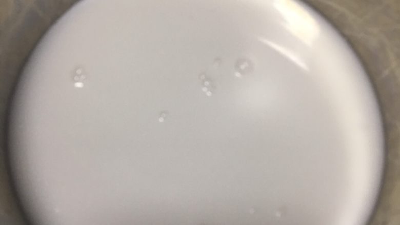 芒果雪媚娘,倒入椰奶中,也可以是牛奶。