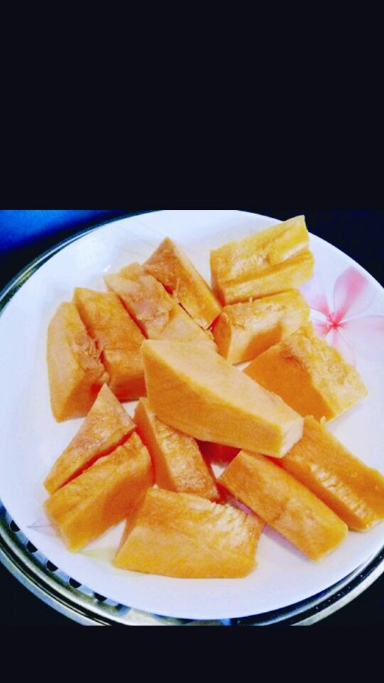 南瓜豆沙包,切小块隔水蒸熟,(可以用筷子扎一下,轻松扎透就可以了。)