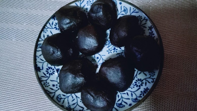 南瓜豆沙包,<a style='color:red;display:inline-block;' href='/shicai/ 4729'>豆沙馅</a>也分成9等份,我超市买的,自己做的更好哦。