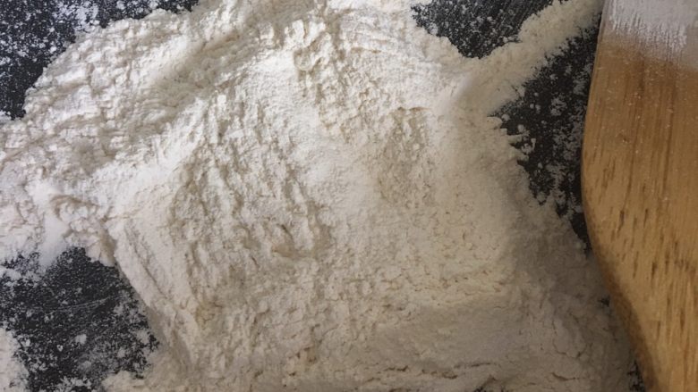 芒果雪媚娘,中小火,微黄,稍微有块。冷却备用。
