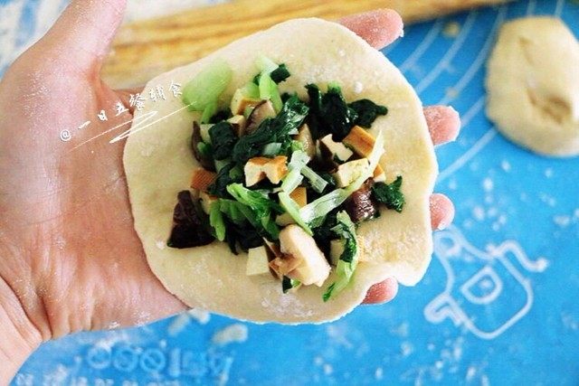 绿油油的菜包子,擀成四周薄,中间厚的面皮,包吧。