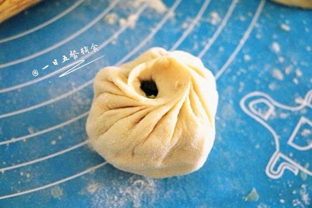 绿油油的菜包子,我这褶子捏的少,糙了点。
