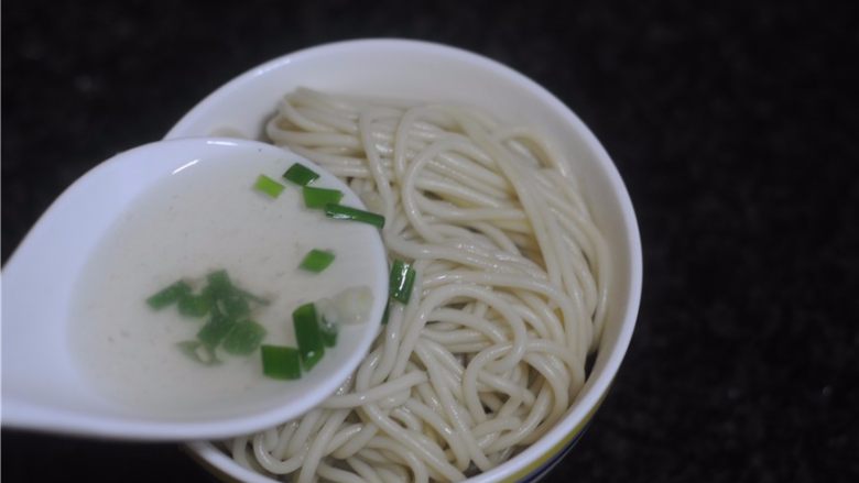 清新爽口——薄荷黄瓜面,捞出,放入深碗里,舀入两勺高汤