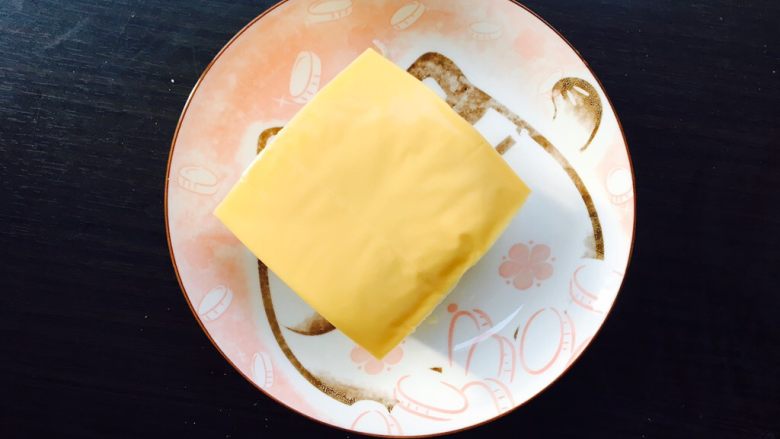 5分钟升级版胡麻豆腐,盖上两片芝士片,然后放到微波炉里转两分钟