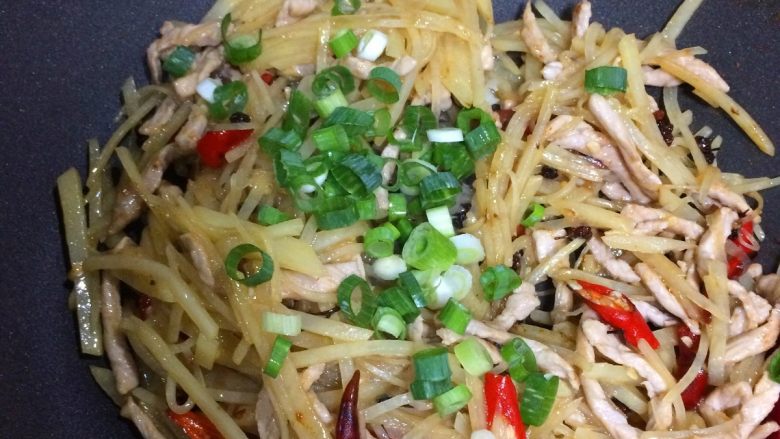 土豆丝炒肉,加入小葱翻炒五六下,加盐炒匀后出锅