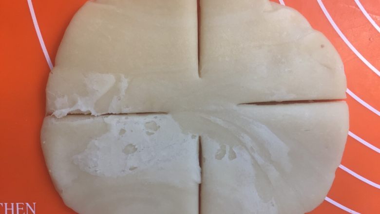 红豆沙花朵酥,面团按扁擀平用刀平均切四瓣