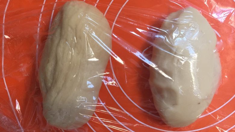 红豆沙花朵酥,把油皮和油酥的材料分别和成两个均匀的面团,盖上保鲜膜静置5分钟