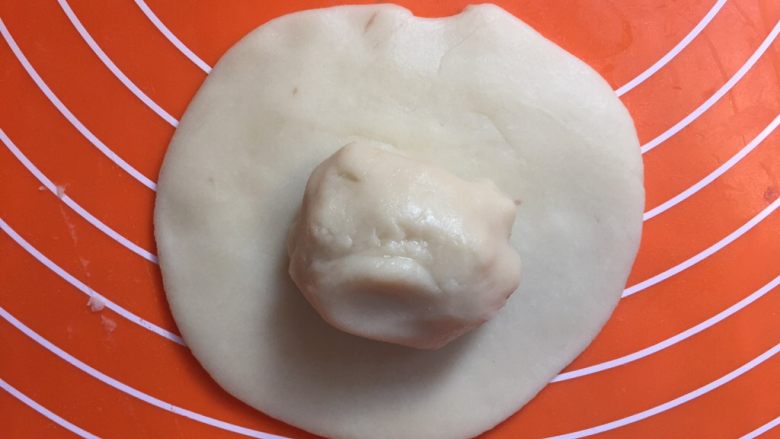 红豆沙花朵酥,油皮按扁包入油酥