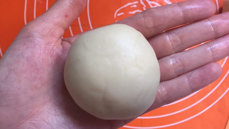 红豆沙花朵酥,收口,揉搓成圆完成后盖上保鲜膜