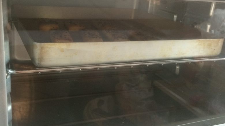 红薯酥,将烤盘放入烤箱中,上下火170度,25分钟,上色满意即可。
