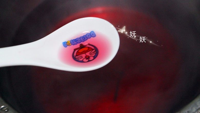 胭脂藕片,叶子捞出,留玫红色的汤汁放凉备用