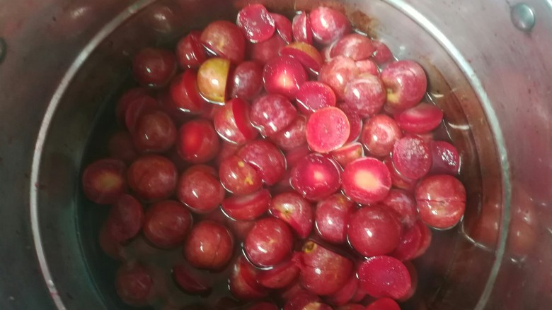 美味李子酱,准备干净的大蒸锅,加适量<a style='color:red;display:inline-block;' href='/shicai/ 156925'>水</a>淹过李子,煮滚后再煮两三分钟。