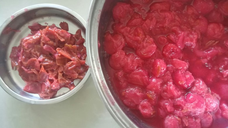 美味李子酱,把皮撕干净。