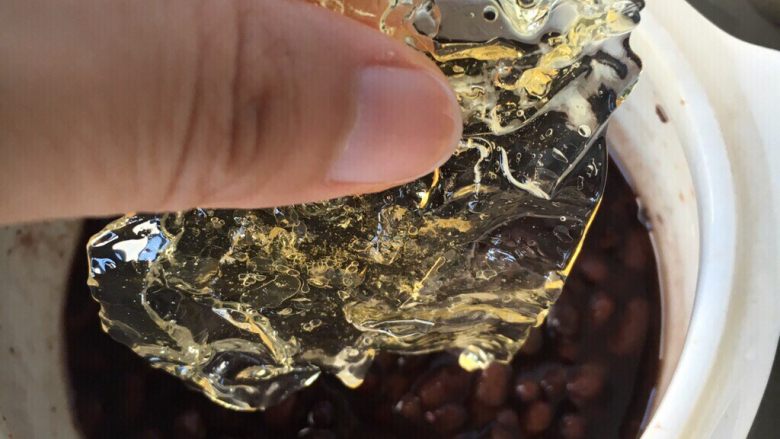 Q弹红豆椰汁冻,红豆煮好后,关火,加入一片吉利丁