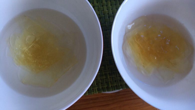 Q弹红豆椰汁冻,吉利丁分开剪碎,一碗放1片,一碗1.5片,加冰水浸泡去腥