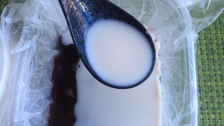 Q弹红豆椰汁冻,取出凝固的红豆盒,倒入椰奶