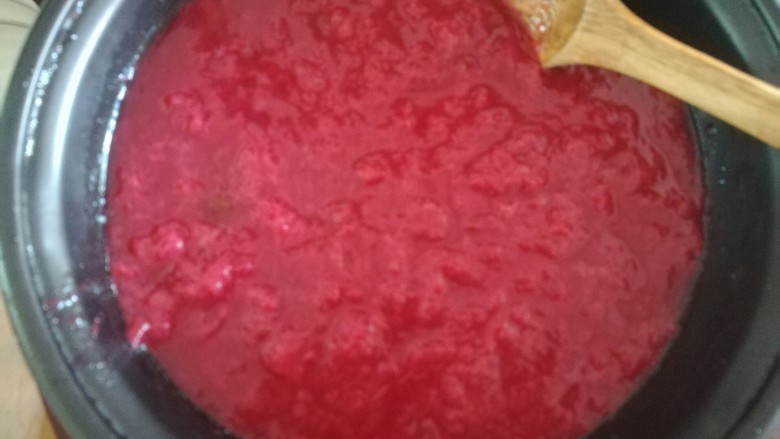 美味李子酱,水分变少了,一定要不停搅拌。