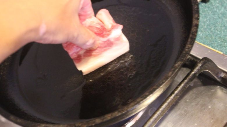 东坡肉,将猪皮面先在加热放少许油的锅中过两下,微煎一下。这样可以使猪皮更Q弹。